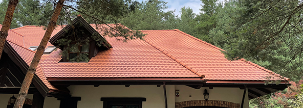 Ceglasty dach Rosbudex w Skierniewicach. Dachy Velux o solidnej konstrukcji.